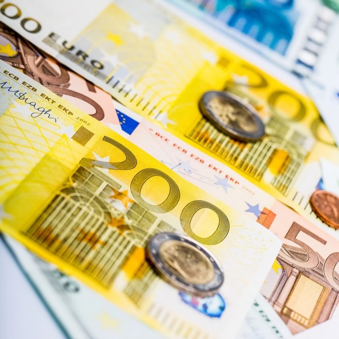 💶 Mení sa vzhľad eurových bankoviek – a vy ho môžete ovplyvniť!
Eurové bankovky denne používajú milióny ľudí. Európska centrálna banka pripravuje ich novú podobu tak, aby boli ešte bezpečnejšie, udržateľnejšie, prístupnejšie a aby lepšie odrážali spoločnú európsku identitu. 🇪🇺
Teraz môžete aj vy vyjadriť svoj názor na užší výber desiatich návrhov novej série eurových bankoviek.
🗳️ Konečné rozhodnutie o ich budúcom vzhľade sa očakáva koncom roka 2026. Následne sa začne vývoj a výroba novej série, pričom ešte niekoľko rokov potrvá, kým sa nové bankovky dostanú do našich peňaženiek.
👉 Zapojte sa a povedzte, ktorý návrh vás oslovil najviac!
Odkaz na našej stránke Europe Direct Senica (link v BIO)
@europa.sk
@europeancentralbank