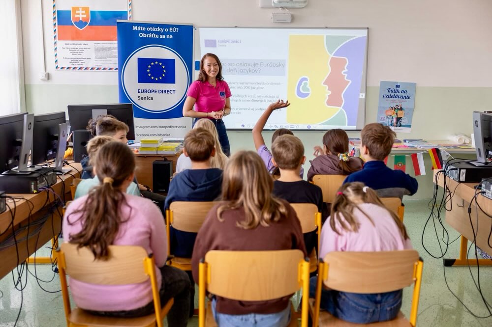 🇪🇺 EURÓPSKY DEŇ JAZYKOV V ZŠ RADOŠOVCE 🗣️🌍
Dnes sme spolu so žiakmi ZŠ Radošovce oslávili Európsky deň jazykov, ktorý si každoročne pripomíname 26. septembra. 😊
Jeho cieľom je poukázať na jazykovú rozmanitosť Európy, podporiť učenie sa cudzích jazykov a pripomenúť, že znalosť jazykov nám pomáha lepšie spoznávať iné krajiny, kultúry aj ľudí.
So žiakmi sme sa rozprávali o jazykoch v Európe, o Európskej únii a nechýbali ani pripravené aktivity a úlohy. 🇪🇺✨
Ďakujeme ZŠ Radošovce za aktívne zapojenie! 💙
#EurópskyDeňJazykov