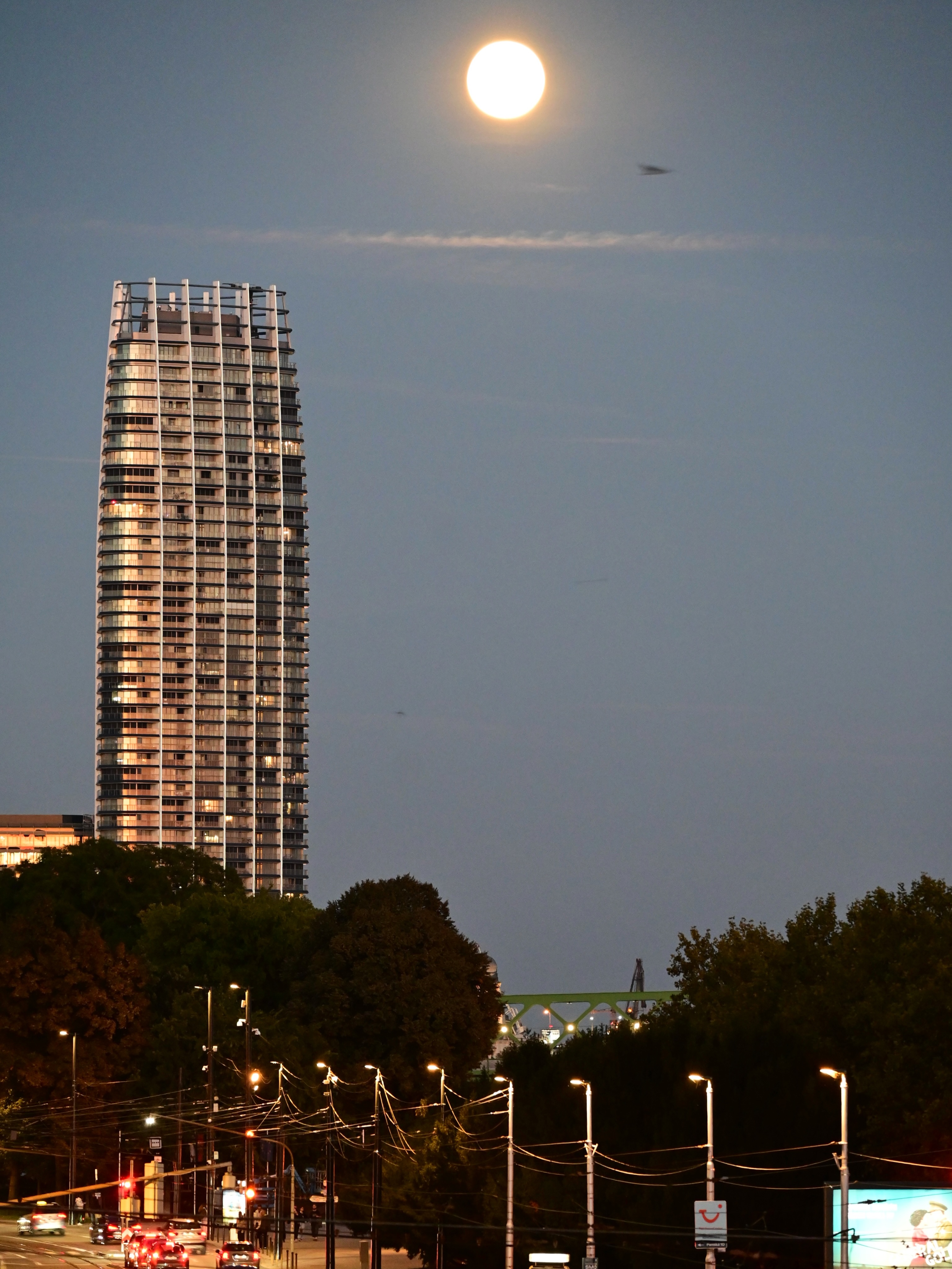 Tonight’s full moon over Eurovea Tower 🌝
Have you seen it? Share your photos below 🤩
#bratislava #slovakia #slovensko #fullmoon #spln