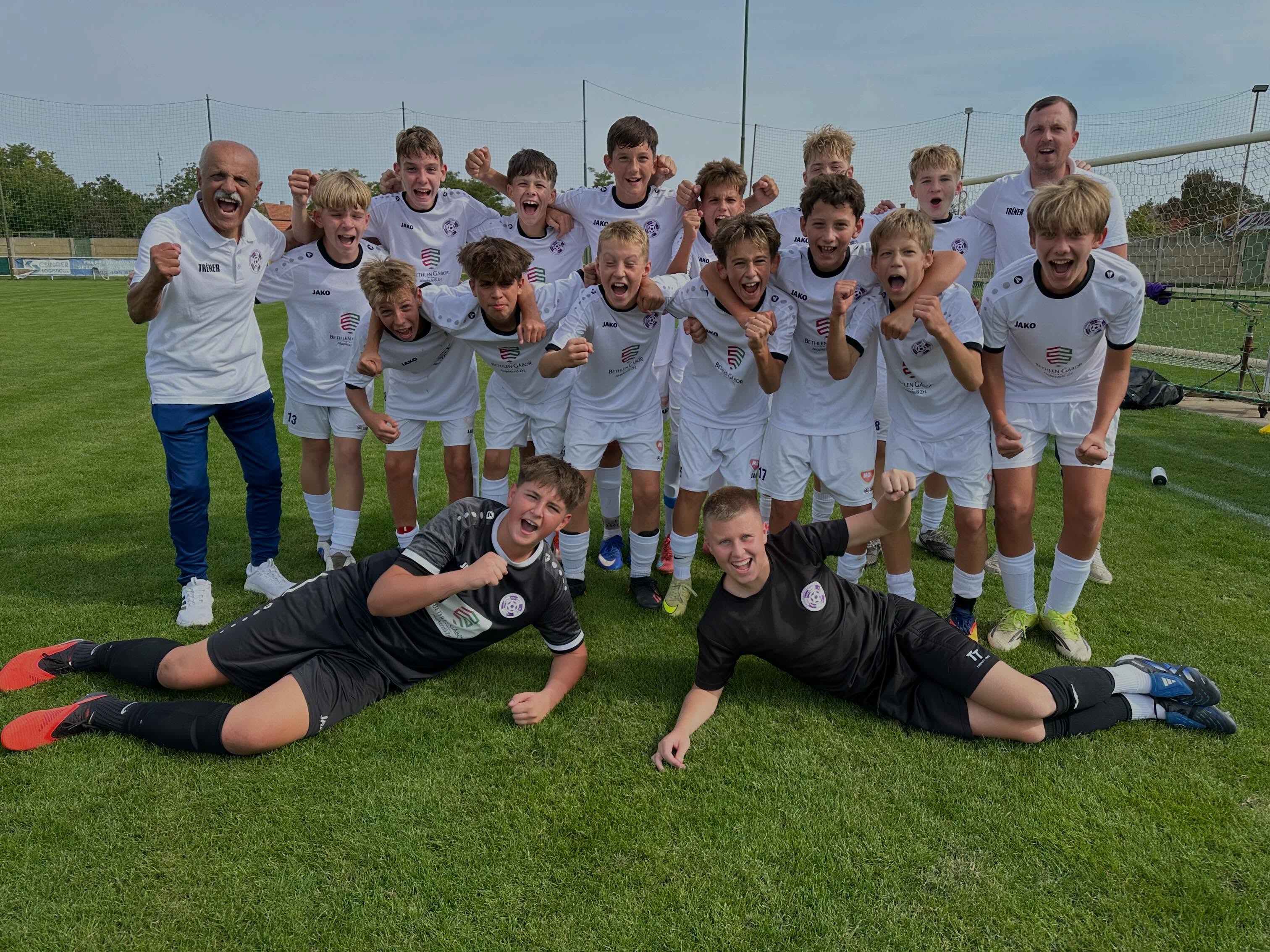 🇭🇺 Újabb bajnoki fordulókon vannak túl fiataljaink 💪⚽️
🇸🇰 Naše mládežnícke tímy majú za sebou ďalšie ligové kolá 💪⚽️
U9
🏆 FK Slovan Duslo Šaľa 🆚 KFC Komárno 2️⃣-3️⃣
U10
🏆 FK Slovan Duslo Šaľa 🆚 KFC Komárno 0️⃣-4️⃣
U11
🏆 FK Slovan Duslo Šaľa 🆚 KFC Komárno 0️⃣-4️⃣
🏆 KFC Komárno 🆚 FC ŠTK 1914 Šamorín 4️⃣-1️⃣
U14
🏆 KFC Komárno 🆚 MŠK Senec 1️⃣-0️⃣
⚽ Góllövő / Strelec: Vígh D.
U15
🏆 KFC Komárno 🆚 MŠK Senec 3️⃣-3️⃣
⚽ Góllövők / Strelci: Oros D., Štofko D., Katona Zs.
U16
🏆 MŠK - Thermál Velký Meder 🆚 KFC Komárno 1️⃣-0️⃣
U17
🏆 KFC Komárno 🆚 MŠK Kysucké Nové Mesto 3️⃣-2️⃣
⚽ Góllövők / Strelci: Németh K. (2), Süll B.
U19
🏆 KFC Komárno 🆚 MŠK Kysucké Nové Mesto 3️⃣-1️⃣
⚽ Góllövő / Strelec: Puruczki Á. (3)
WU11
🏆 Tj Dynamo Bajč 🆚 KFC Komárno 3️⃣-7️⃣
⚽ Góllövők / Strelkyne: Szabó D. (4), Fehér J. (2), Izsák K.
🏆 KFC Komárno 🆚 DFC Moča 7️⃣-2️⃣
⚽ Góllövők / Strelkyne: Szabó D. (3), Izsák K. (2), Bilka R., Fehér J.
WU15
🏆 FC ViOn Zlaté Moravce 🆚 KFC Komárno 0️⃣-6️⃣
⚽ Góllövők / Strelkyne: Kisová S., Horváth H., Kukučková K., Bilka R., Hegedúsová N., öngól
WU19
🏆 FC ViOn Zlaté Moravce 🆚 KFC Komárno 0️⃣-6️⃣
⚽ Góllövők / Strelkyne: Hoddosyová K. (2), Dobai L., Farkas D., Földesová H., Cséplő L.
Büszkék vagyunk rátok! 👏🤩
Sme na vás hrdí! 👏🤩
Csak így tovább! ☝️
Tak ďalej! ☝️
Hajrá KFC! 💜🤍
Do toho, KFC! 💜🤍