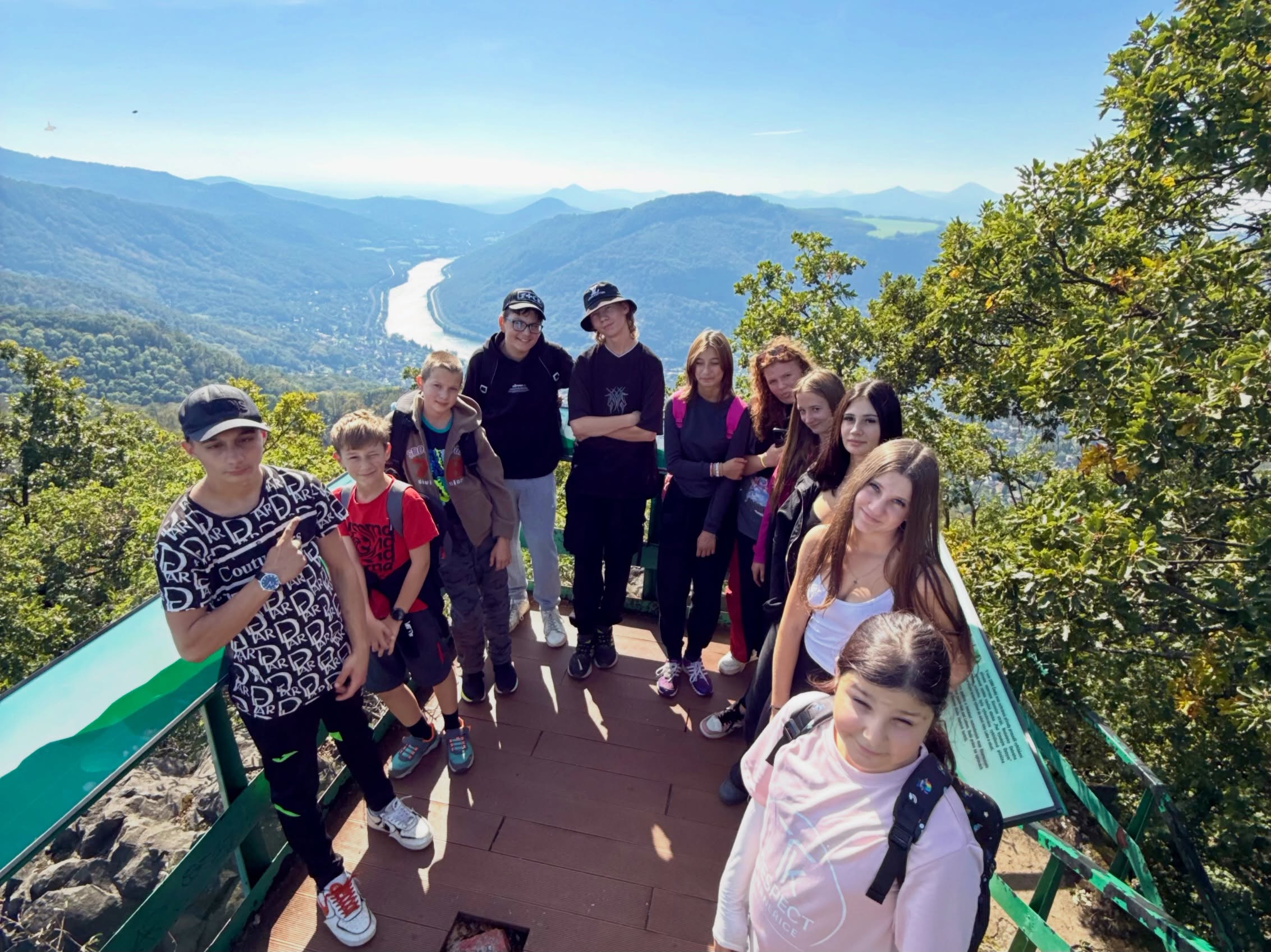 🥾 Druhý výlet turistického kroužku 🌲
Dnes, v pondělí 28. září, se i přes státní svátek sešlo 11 odvážných turistů, kteří si společně dali pořádně do těla. Čekal nás celodenní výlet a trasa dlouhá celkem 16 km. 💪
Vyrazili jsme z Všeradiště a přes Tašov, Lucemburkův kopec, Malečov a Vysoký Ostrý jsme dorazili až na vyhlídku na střekovské Sedlo. 🌳⛰️
Po náročné trase jsme se autobusem přesunuli do Ústí nad Labem, kde si všichni zaslouženě užili rozchod a doplnili energii něčím dobrým. 🍕🥤
Počasí nám přálo, nálada byla parádní a celou výpravu provázela skvělá atmosféra. Všem 11 účastníkům patří velká pochvala za skvělý výkon! ☀️👏