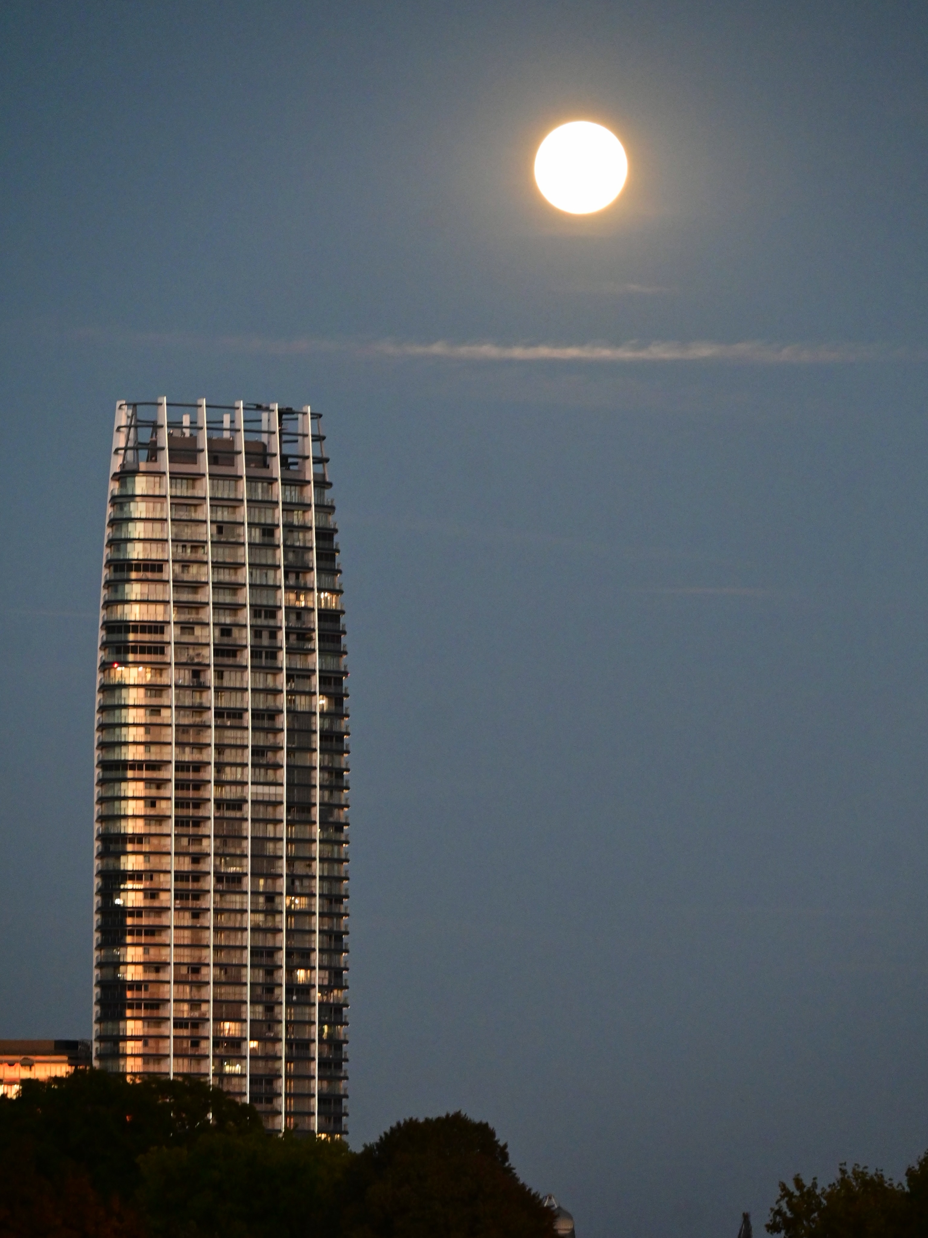 Tonight’s full moon over Eurovea Tower 🌝
Have you seen it? Share your photos below 🤩
#bratislava #slovakia #slovensko #fullmoon #spln