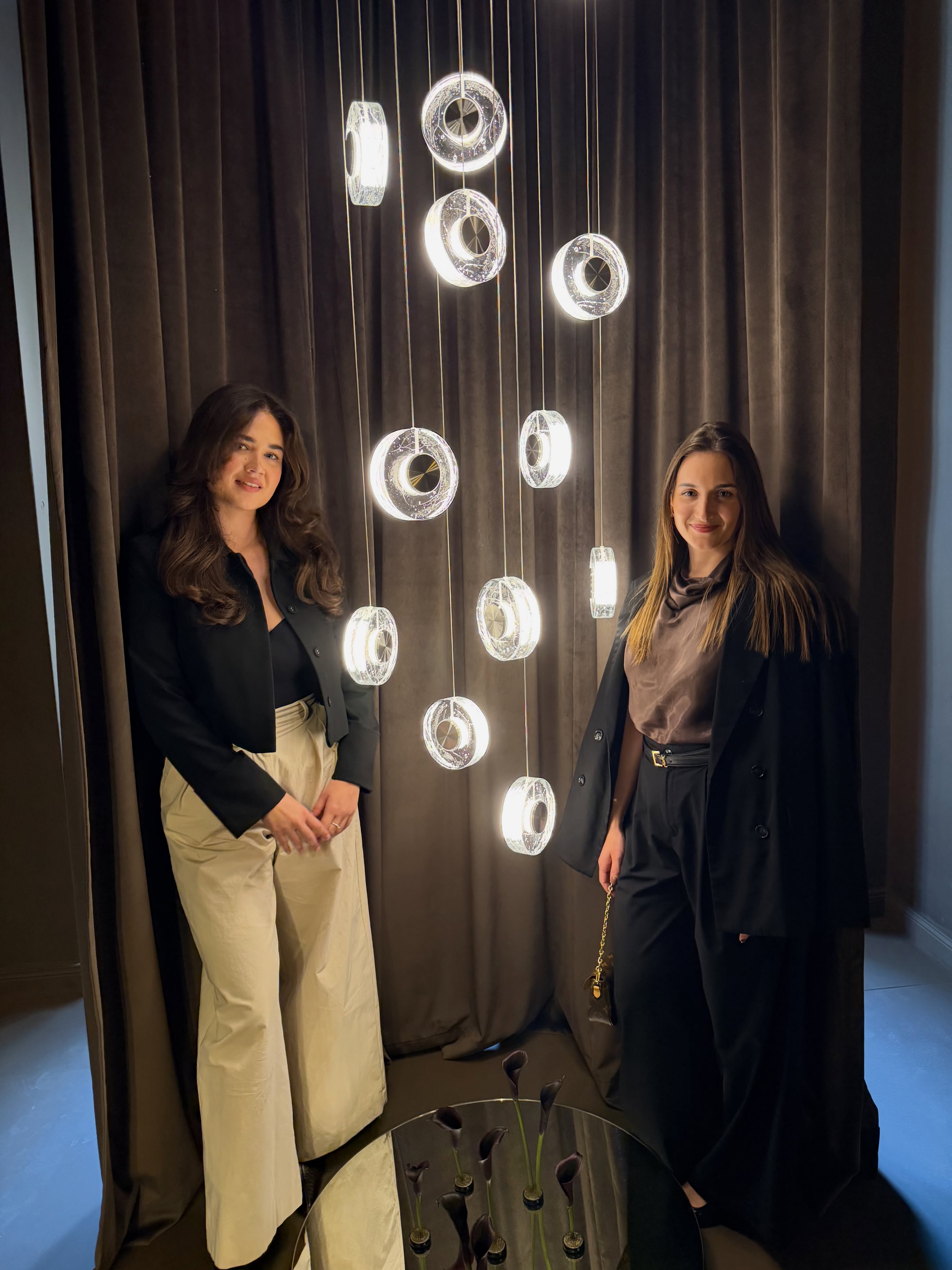 About yesterday ✨ @bomma_cz
Včerejší představení novinky z rodiny Ollo jsme si nemohly nechat ujít. ✨
Příjemný večer v redesignovaném Bomma Ateliéru, který prošel proměnou po více než pěti letech.
V Ateliéru si můžete prohlédnout kolekce svítidel české značky Bomma. Pokud stále přemýšlíte, který design je pro vás ten pravý, neváhejte nás kontaktovat. Rádi vám s výběrem poradíme. 💡✨