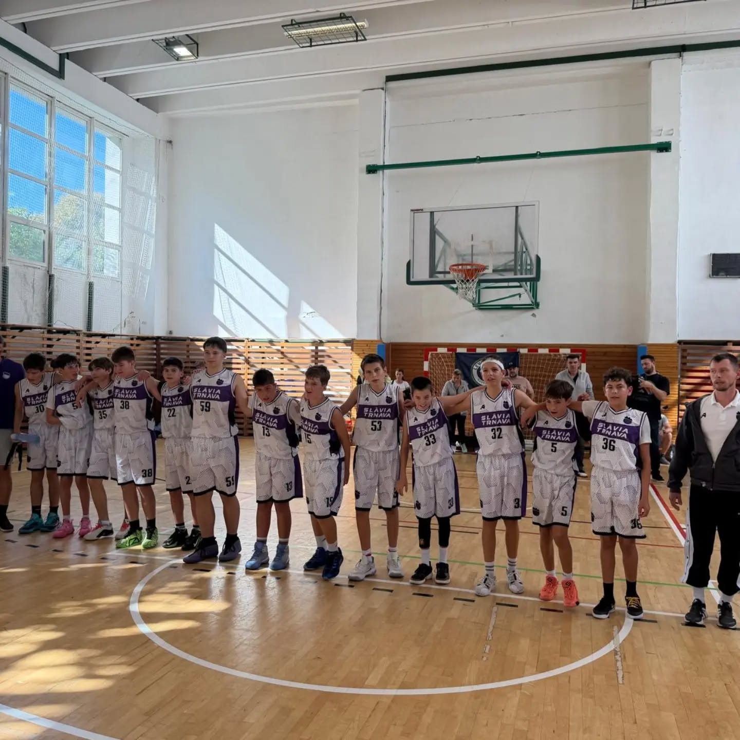 Prvý turnaj U14 – Senec
Tak sme sa konečne dočkali a tento víkend sme zahájili sezónu kategórie žiakov U14 prvým turnajom v Senci, kde nás okrem domácich Levov Senec čakalo aj družstvo BC Slovan Bratislava B.
Turnaj sme otvorili zápasom proti domácemu družstvu Levy Senec. Do zápasu sme vstúpili výborne. Po niekoľkých ziskoch sme sa pomerne jednoducho dostávali do zakončení, no kôš bol v úvode zápasu pre nás akoby mierne prekliaty. Chlapci však nepoľavovali a postupne sa dostavil aj úspech v podobe strelených bodov. Prvú štvrtinu sme vyhrali 23:13. Pre mňa však v tejto chvíli nebolo najdôležitejšie skóre, ale cesta, ktorou sme k nemu prišli – náš herný prejav a najmä rýchla tranzícia. Na to bola naozaj radosť pozerať. Už v prvej štvrtine sa nám dokonca podarilo zapojiť všetkých trinástich hráčov.
S pribúdajúcou únavou sa však, bohužiaľ, náš herný prejav začal opäť meniť na hru jedného proti všetkým. Tentokrát nám to proti Levom stačilo a zápas sme presvedčivo vyhrali 99:46. Proti silnejším súperom nám to však nabudúce stačiť nemusí.
Po krátkej prestávke sme nastúpili na druhý zápas proti nováčikovi v mládežníckom basketbale, BC Slovan Bratislava B. Od úvodu bolo zrejmé, že máme pred sebou fyzicky lepšie vybaveného súpera. Zrazu nám prestali fungovať nedôsledne prevedené veci a zverenci zostali očividne zaskočení. Prvú štvrtinu sme dokonca prehrali 10:13 a vyzeralo to, že nás čaká vyrovnaný zápas až do konca. Našťastie sme sa dokázali v druhej štvrtine skoncentrovať a začiatok nášho obratu vyzeral podobne ako prvá štvrtina proti Sencu. Začali sme plniť pokyny, hrať našu hru a trochu sme pritvrdili aj v obrane. V priebehu tejto štvrtiny sme zlomili súpera, štvrtinu sme vyhrali 24:10, a následne sme ho už k ničomu vážnejšiemu nepustili. Zápas sme napokon presvedčivo vyhrali 81:48.
Napriek výsledkom však nemôžem povedať, že som bol úplne spokojný s naším herným prejavom. Stále zlyhávame v spacingu, príliš často nám chýba jeden krok – či už v obrane, alebo v útoku. Verím, že je to otázka nedostatočnej koncentrácie a nie neochoty ten krok spraviť. Práve na tomto musíme ďalej pracovať.
Na druhej strane je však na...
Viac tu:
https://www.trnavabasket.sk/prvy-turn