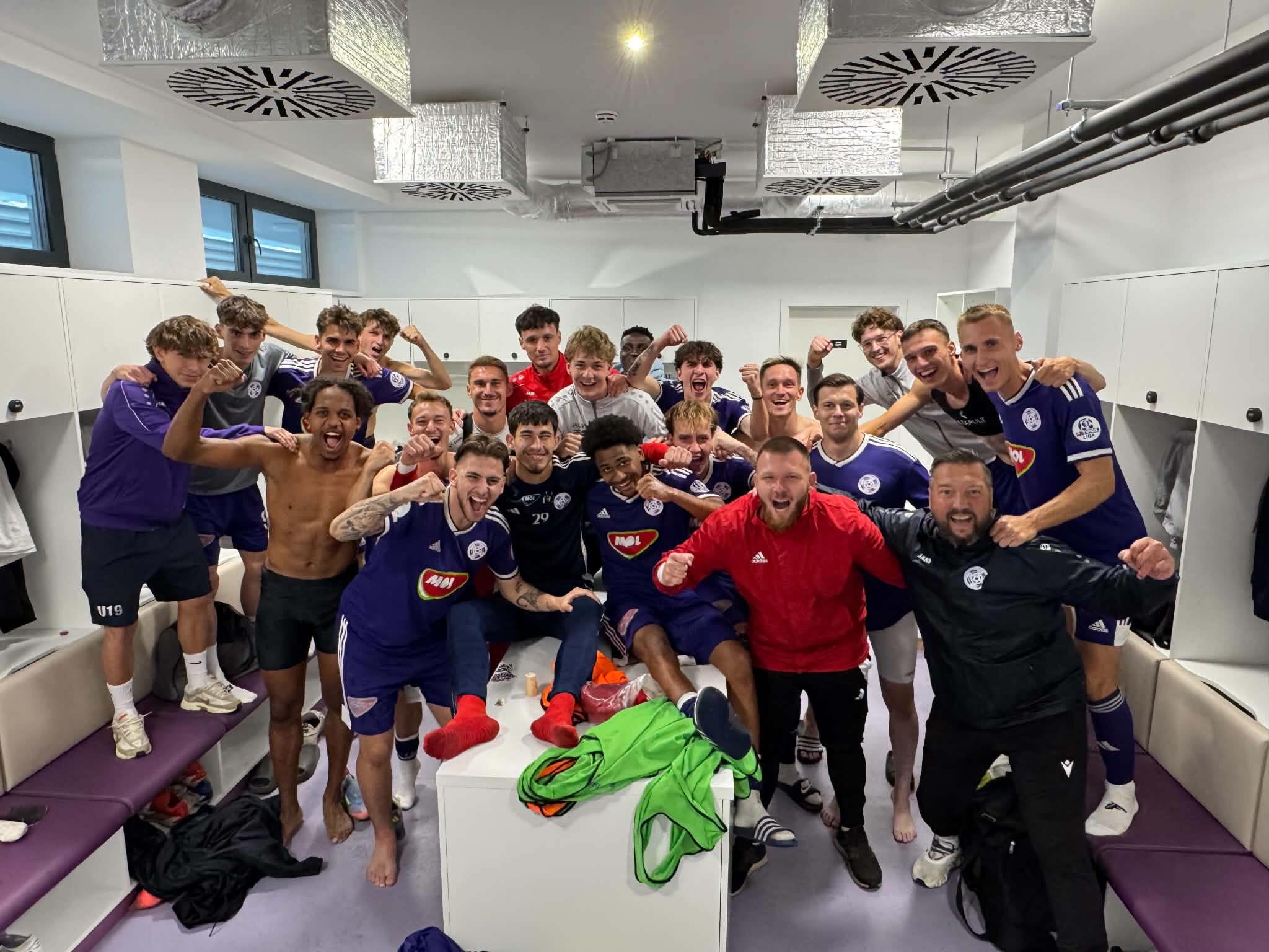 🇭🇺 Győzelemmel zárult a Vágsellye elleni találkozó 🤩
A gól nélküli első félidő után Matthew Godfred Aidi egy pontrúgást követően talált a kapuba, góljával pedig mindhárom pontot itthon tartotta B-csapatunk! 💪
Bravó, srácok! 👏
Hajrá KFC! 💜🤍
🇸🇰 Zápas proti Šali sa skončil naším víťazstvom 🤩
Po bezgólovom prvom polčase sa presadil Matthew Godfred Aidi, ktorý skóroval po štandardnej situácii a svojím gólom zabezpečil nášmu B-mužstvu všetky tri body! 💪
Bravo, chlapci! 👏
Do toho, KFC! 💜🤍