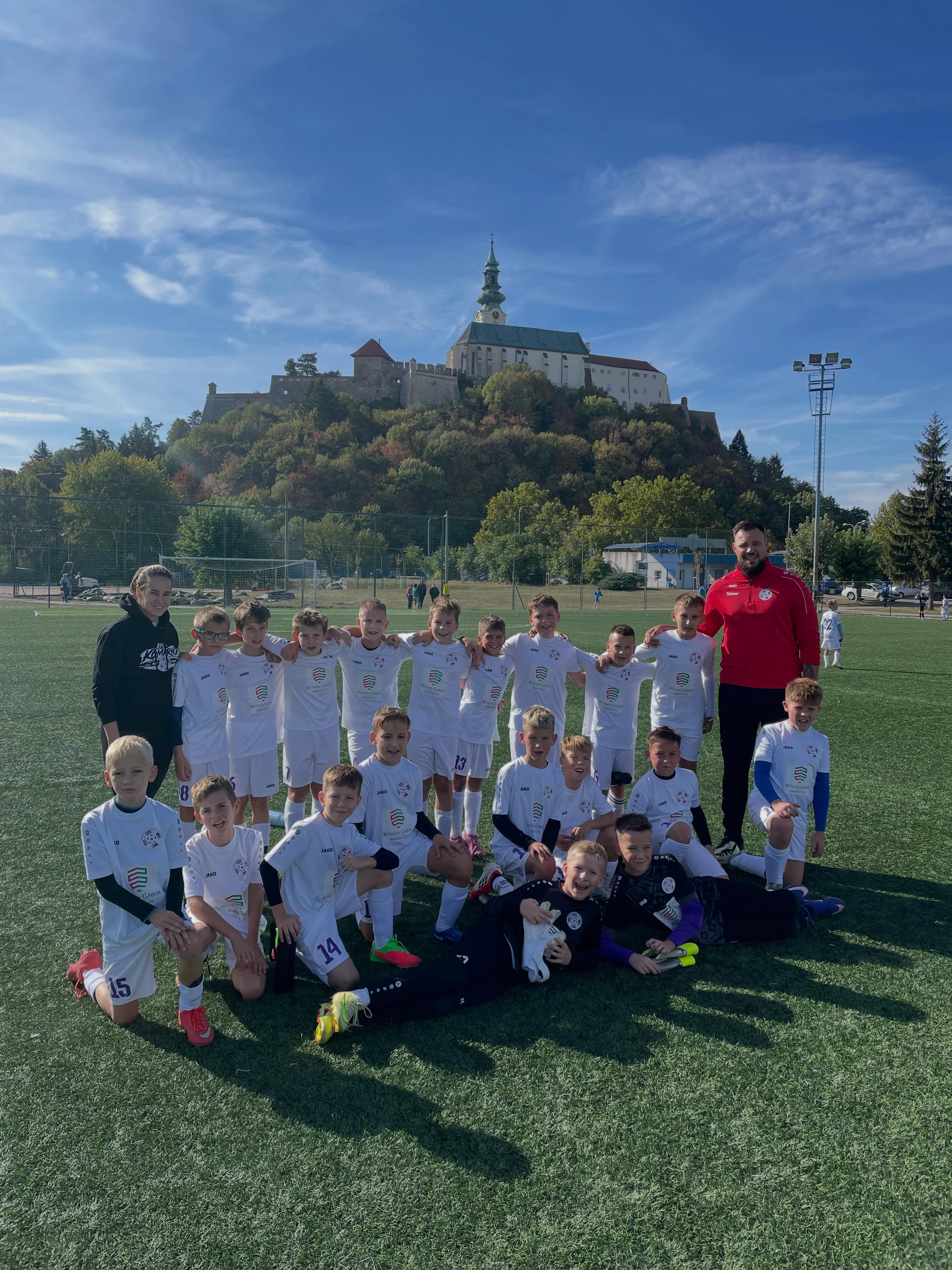 🇭🇺 Hétközi és hétvégi mérkőzéseken is pályára léptek utánpótláscsapataink 👀⚽️
🇸🇰 Naše mládežnícke tímy odohrali zápasy počas týždňa aj cez víkend 👀⚽️
U9
🏆 FC Nitra 🆚 KFC Komárno 3️⃣-1️⃣
U10
🏆 FC Nitra 🆚 KFC Komárno 4️⃣-0️⃣
U11
🏆 FC Nitra 🆚 KFC Komárno 4️⃣-0️⃣
U12
🏆 MŠK Považská Bystrica 🆚 KFC Komárno 5️⃣-6️⃣
⚽️ Góllövők / Strelci: Farkas B. (2), Csicsó S. (2), Bačik O., Beke Á.
🏆 KFC Komárno 🆚 FC Topoľčany 6️⃣-1️⃣2️⃣
⚽️ Góllövők / Strelci: Lakatos B. (2), Černák L., Csicsó S., Molnár Á., Varga Z.
U13
🏆 MŠK Považská Bystrica 🆚 KFC Komárno 1️⃣-2️⃣
⚽️ Góllövők / Strelci: Fedko T., Asconegui O.
🏆 KFC Komárno 🆚 FC Topoľčany 0️⃣-1️⃣
U14
🏆 KFC Komárno 🆚 MŠK Považská Bystrica 4️⃣-0️⃣
⚽️ Góllövők / Strelci: Polerecky P., Volna J., Vígh D., Igrényi M.
🏆 FC Topoľčany 🆚 KFC Komárno 6️⃣-0️⃣
U15
🏆 KFC Komárno 🆚 MŠK Považská Bystrica 2️⃣-3️⃣
⚽️ Góllövők / Strelci: Provodovský A., Obložinsky S.
🏆 FC Topoľčany 🆚 KFC Komárno 1️⃣-2️⃣
⚽️ Góllövők / Strelci: Jobbágy L., Ződi A.
U16
🏆 TJ Imeľ 🆚 KFC Komárno 1️⃣-1️⃣
⚽️ Góllövő / Strelec: Lukács K.
U17
🏆 FK Lokomotíva Trnava 🆚 KFC Komárno 0️⃣-2️⃣
⚽️ Góllövők / Strelci: Ďuráč M., öngól / vlastný gól
U19
🏆 FK Lokomotíva Trnava 🆚 KFC Komárno 1️⃣-3️⃣
⚽ Góllövők / Strelci: Puruczki Á., Vörös D., Varga Z.
WU11
🏆 TJ Družstevník Búč 🆚 KFC Komárno 0️⃣-1️⃣4️⃣
⚽ Góllövők / Strelkyne: Szabó D. (6), Kurucz B. (3), Balatoni J., Izsák K., Bilka R., Fehér J., Balabánová N.
WU15
🏆 SDM Domino 🆚 KFC Komárno 2️⃣-4️⃣
⚽ Góllövők / Strelkyne: Kukučková K. (2), Horváth H., Gergely P.
WU19
🏆 SDM Domino 🆚 KFC Komárno 2️⃣-0️⃣
Büszkék vagyunk rátok! 👏🤩
Sme na vás hrdí! 👏🤩
Hajrá KFC! 💜🤍
Do toho, KFC! 💜🤍