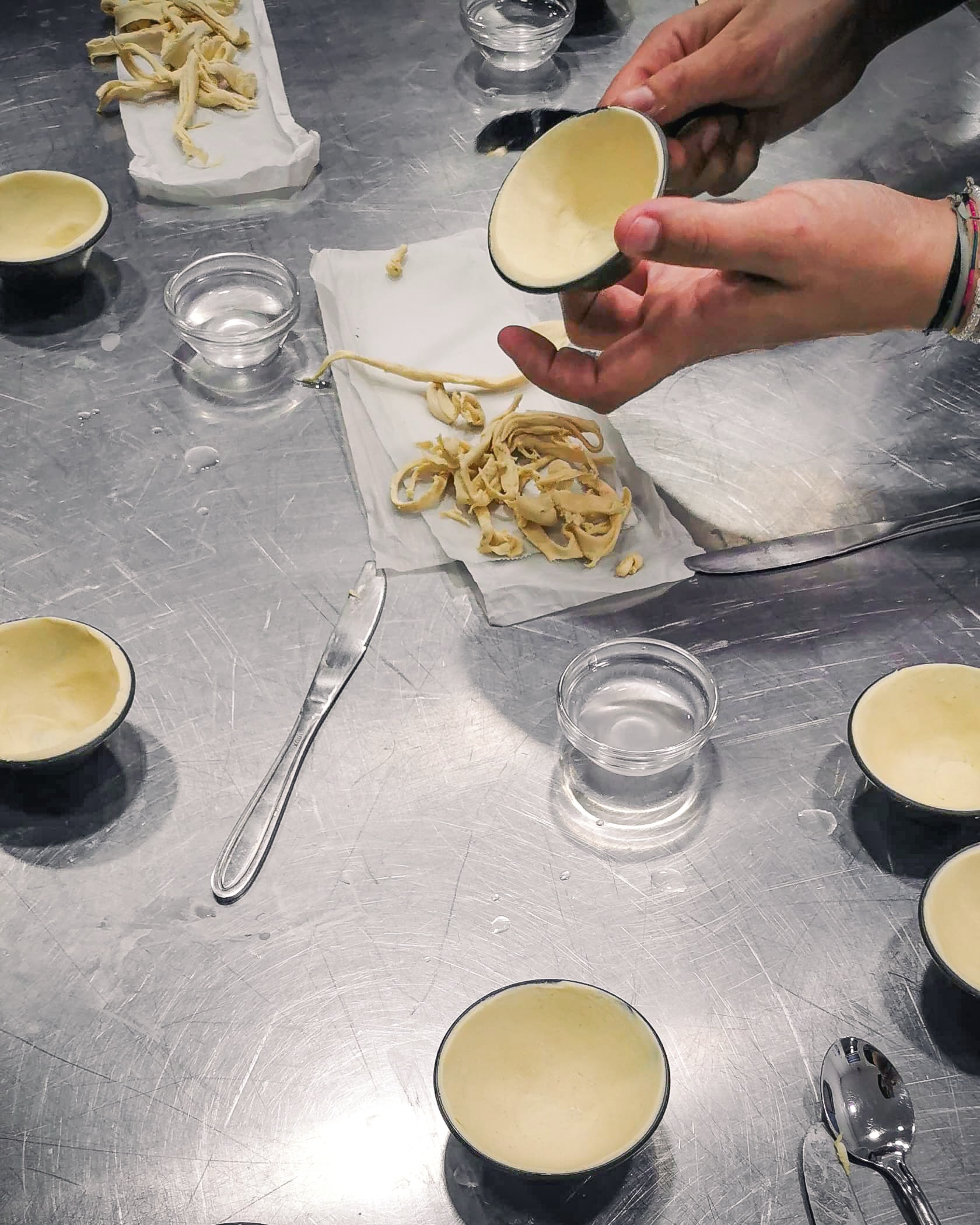 Chtěli jsme zkusit něco nového...
Vyrazili jsme přímo do Porta učit se vyrábět tradiční dezert Pastel de nata. Lahodná chuť křehkého listového těsta a žloutkového krému je neodolatelná.
Budete se o tom moct přesvědčit brzy i sami. Zamilujete si tradiční portugalský dezert stejně jako my?
@domus_arte
#pasteldenata