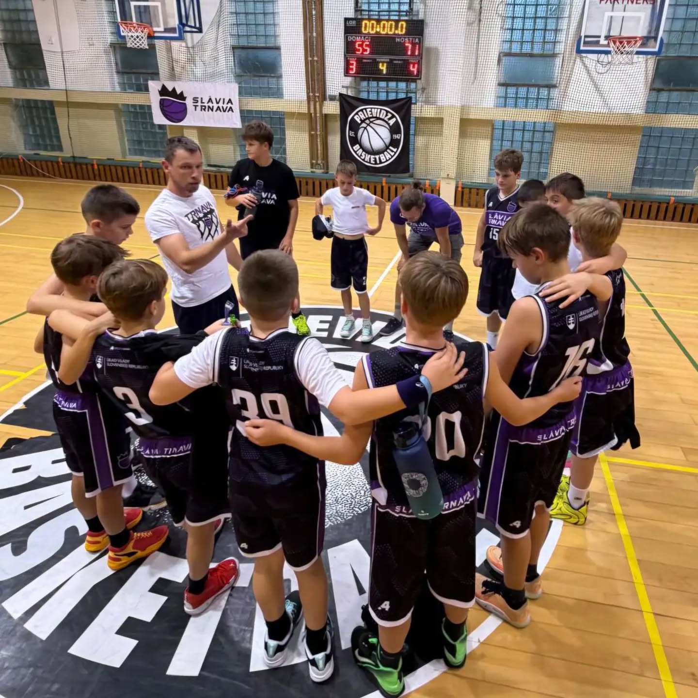 V sobotu nás v rámci 2. kola súťaže mladších žiakov U13 čakali v Prievidzi dva náročné zápasy proti kvalitným súperom.
Patrioti Levice : MBK AŠK Slávia Trnava
100 : 53
/ 18:8 , 15:21 ; 27:22 , 40:2 /
V prvom stretnutí sme si zmerali sily s tímom z Levíc. Do zápasu sme vstúpili veľmi slabo a počas prvej štvrtiny sme mali problém presadiť sa proti agresívnej obrane súpera. Zároveň nám chýbala potrebná rýchlosť a fyzickosť v kontaktních súbojoch. Po prvej štvrtine sme prehrávali 8:18.
V druhej štvrtine však chlapci výrazne zlepšili svoj výkon. Zvýšili dôslednosť v obrane jeden na jedného, zlepšili obranný doskok a snažili sme sa o rýchly prechod do útoku. Odmenou im bola vyhratá štvrtina v pomere 21:15 a návrat do zápasu. Aj v tretej časti sme dokázali so súperom ešte držať krok, no v závere si Levice víťazstvo postrážili. Pozitívom bola bojovnosť tímu a dve vydarené štvrtiny proti silnému súperovi. Priestor dostali všetci hráči a mohli zbierať ďalšie zápasové skúsenosti.
MBK AŠK Slávia Trnava : BC Prievidza Academy white-MS
71 : 55
/ 23:14 , 23:12 ; 14:12 , 11:17 /
V druhom zápase dňa, proti domácemu tímu BC Prievidza Academy White-MS, sme chceli nadviazať na zlepšený výkon z predchádzajúceho stretnutia. Do zápasu sme vstúpili dobre a snažili sa hrať rýchlo, dôsledne a s nasadením. V obrane sme sa sústredili najmä na spomalenie súperovej rýchlej hry a v útoku sme sami chceli využívať rýchly prechod a dynamickú hru bez zbytočných komplikovaných herných situácií.
Celkový pohľad na víkend:
Zápasy nám ukázali, na čom musíme ďalej pracovať. Dokážeme predviesť kvalitné basketbalové momenty, no stále máme rezervy v ich pravidelnej realizácii. Potrebujeme naďalej pracovať na konzistencii nášho herného výkonu počas celého stretnutia. Naďalej rozvíjať a zdokonaľovať základné herné činnosti a prenášať ich do zápasového tempa pod súťažným tlakom.
Teší ma, že priestor v rotácii dostávajú všetci hráči a môžu sa postupne rozvíjať. Zároveň sa však začínajú...
viac tu:
https://www.trnavabasket.sk/mladsi-ziaci-v-druhom-kole-cestovali-do-prievidze/
