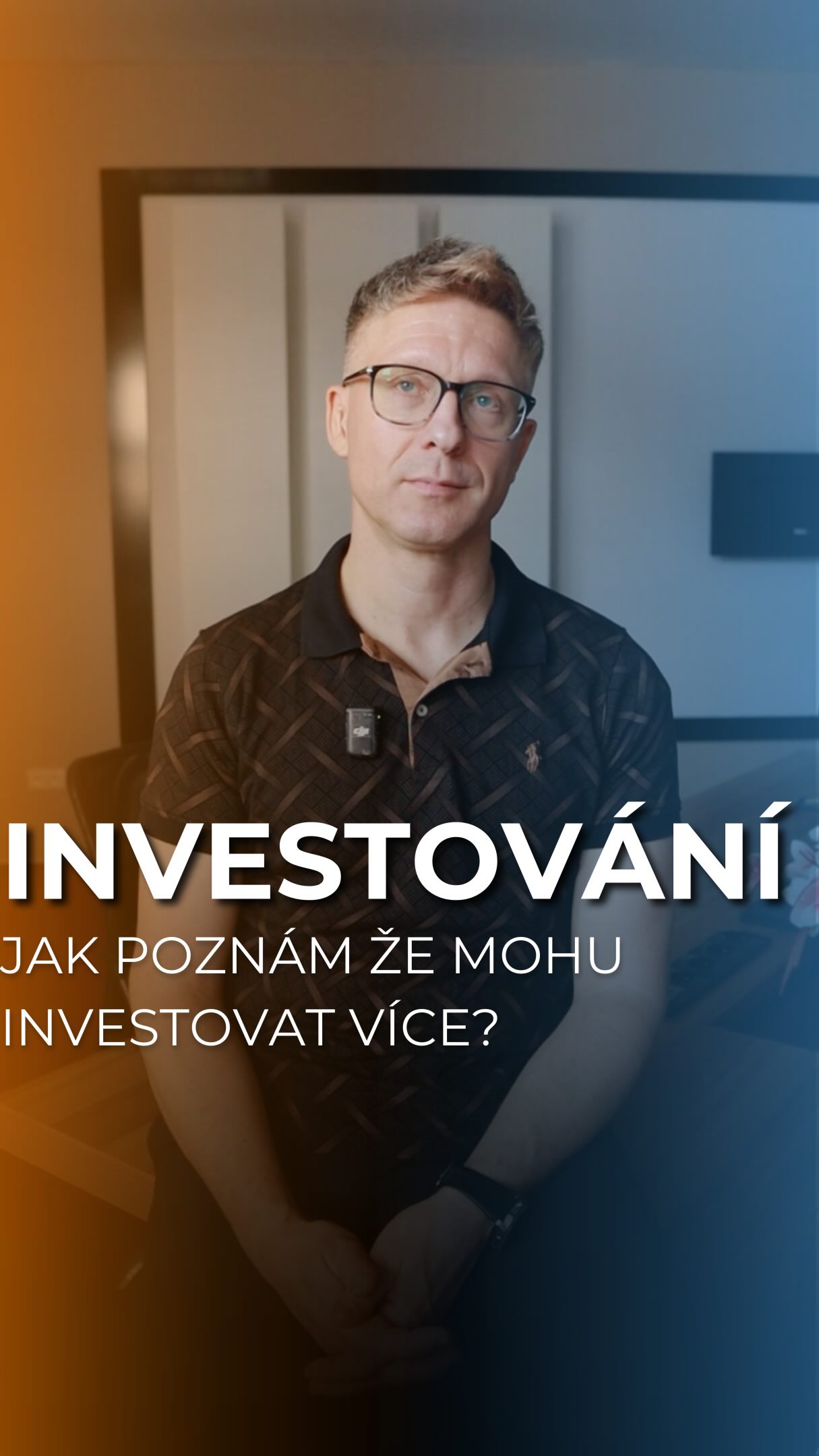 Na účtu se vám nakupilo 200 tisíc. “To mi sežere inflace, musím to zainvestovat!” Počkat 🛑
Tohle je nejčastější chyba, kterou vidím. Lidé zainvestují všechno, co mají – a za tři měsíce vybírají se ztrátou, protože se rozbila pračka nebo auto.
Než pošlete korunu do investic, rozdělte hromádku na čtyři části 👇
1️⃣ Nezbytné výdaje – nájem, hypotéka, jídlo, energie. Tohle musí být kryté vždycky.
2️⃣ Rezerva na neplánované – to, co by vás mohlo čekat. Zdraví, oprava, výpadek příjmu.
3️⃣ Plánované výdaje – víte, že za půl roku kupujete novou kuchyň nebo auto? Ty peníze nesmí být v investici, která může spadnout.
4️⃣ Co zbyde – tohle je ta část, kterou můžete investovat. A jen tuhle.
Investovat víc než dnes můžete ve chvíli, kdy jsou první tři hromádky plné. Ne dřív.
Nevíte, kolik má být v které hromádce u vás? Napište mi 💬