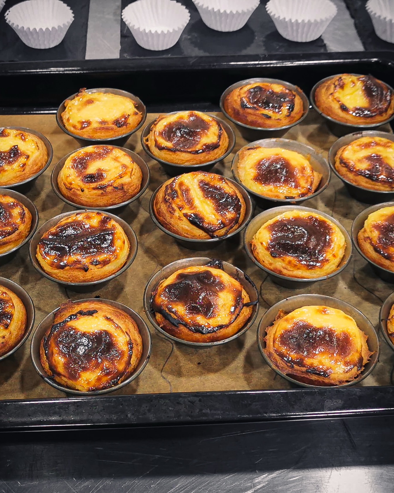 Chtěli jsme zkusit něco nového...
Vyrazili jsme přímo do Porta učit se vyrábět tradiční dezert Pastel de nata. Lahodná chuť křehkého listového těsta a žloutkového krému je neodolatelná.
Budete se o tom moct přesvědčit brzy i sami. Zamilujete si tradiční portugalský dezert stejně jako my?
@domus_arte
#pasteldenata