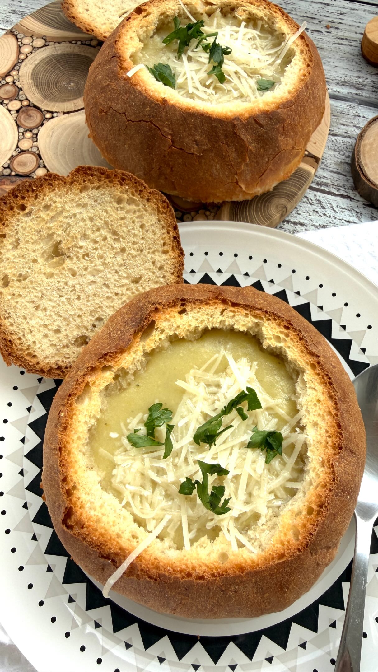 Krémová polievka z pečeného cesnaku v domácom bochníku 😋👍 Recept: Ingrediencie 🧄 4 väčšie hlávky cesnaku…