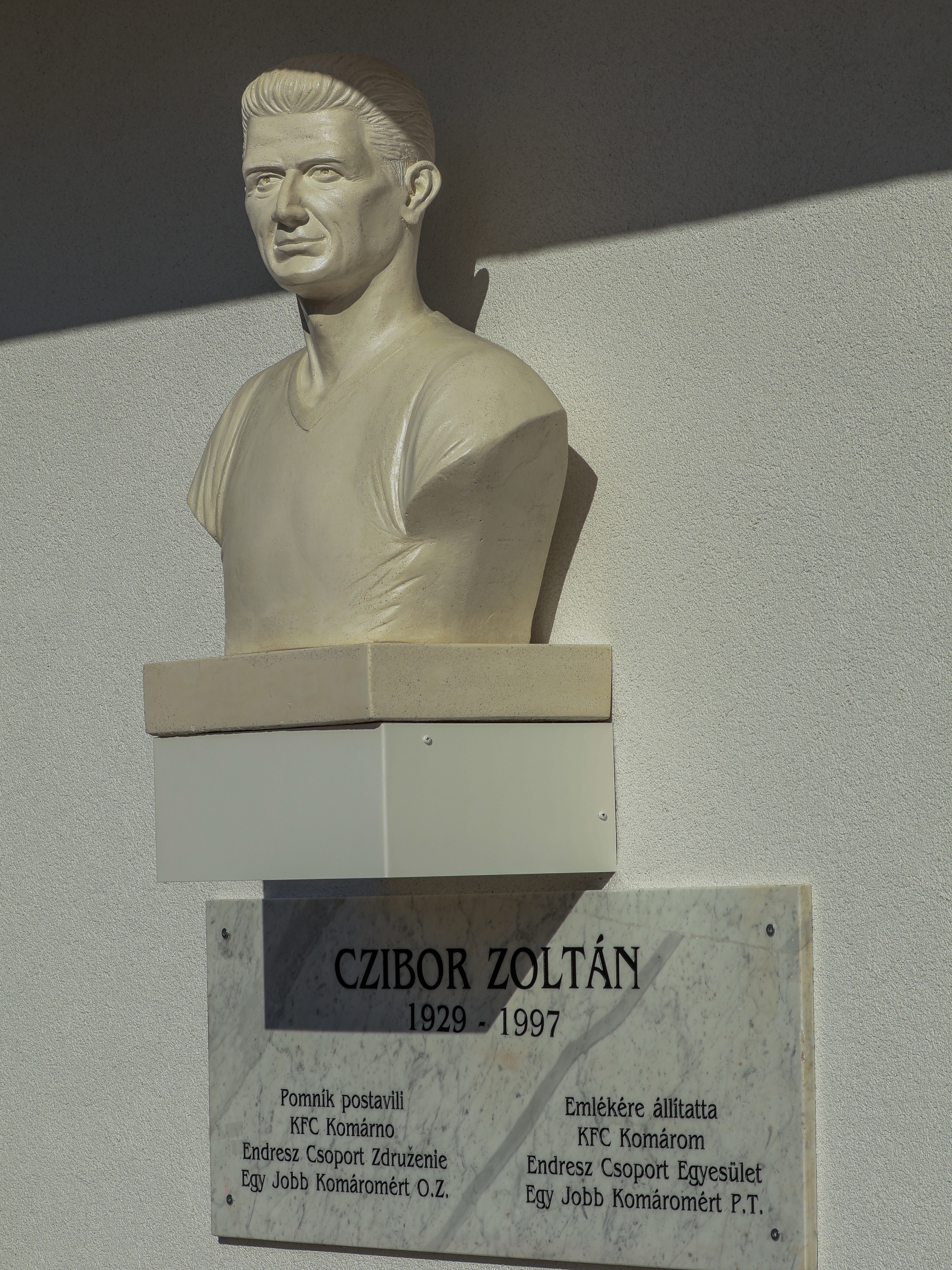 🇭🇺 TISZTELGÉS CZIBOR ZOLTÁN EMLÉKE ELŐTT. 💜
Különleges és történelmi pillanatnak lehettünk tanúi szombaton, amikor stadionunkban ünnepélyesen lelepleztük Czibor Zoltán, az Aranycsapat legendás játékosának mellszobrát. ⚽️
Komárom futballtörténelmének egyik legnagyobb alakja mostantól új otthonunkban is méltó emléket kapott.
📸 Pillanatok az ünnepélyes szoboravatóról.
🇸🇰 POCTA PAMIATKE ZOLTÁNA CZIBORA. 💜
V sobotu sme boli svedkami výnimočného a historického momentu, keď sme na našom štadióne slávnostne odhalili bustu Zoltána Czibora, legendárneho hráča maďarskej Zlatej jedenástky. ⚽️
Jedna z najvýznamnejších osobností futbalovej histórie Komárna má odteraz dôstojné miesto aj v našom novom domove.
📸 Momenty zo slávnostného odhalenia busty.