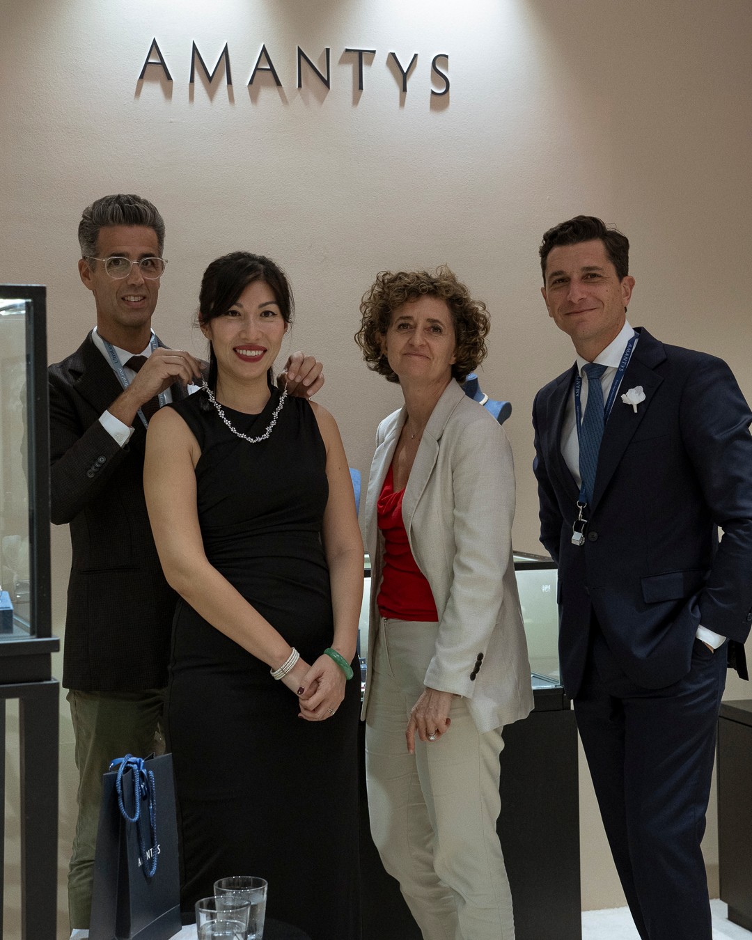 UltraLuxe 2026, Singapour.Un défilé, quelques pierres rares, et celles et ceux qui se tiennent derrière chaque création. Nos fondateurs sont au Takashimaya pour présenter la collection de Haute Joaillerie L'Éclosion, des diamants naturels et des pierres de couleur rares.
Chaque pièce se comprend mieux en personne.Retrouvez-nous jusqu'au 26 octobre. Rendez-vous privés sur demande.—UltraLuxe 2026, Singapore.A runway, a few rare stones, and the people behind every creation. Our founders are at Takashimaya presenting the L'Éclosion High Jewelry collection, natural diamonds and rare colored gemstones.
Every piece is better understood in person.Visit us until 26 October. Private appointments available
