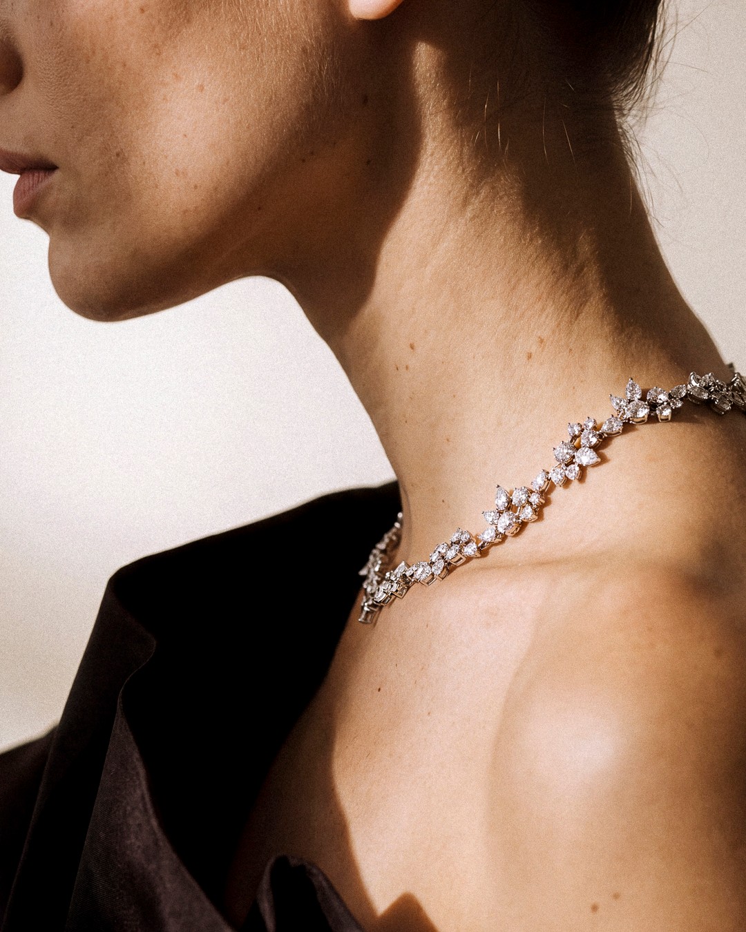 Inspiré par l’éclosion du magnolia, le collier Anthésis capture la beauté d’un instant suspendu, celui où la nature révèle toute sa splendeur.Paré de 28 carats de diamants, il est le fruit de plusieurs mois de conception et de gestes d’exception. Sertissage, ajustement, polissage : chaque détail est façonné à la main pour donner naissance à une fluidité parfaite, où la délicatesse de la nature rencontre l’excellence joaillière.-Inspired by the blossoming magnolia, the Anthésis necklace captures the beauty of a suspended moment, when nature reveals its full splendour.
Adorned with 28 carats of diamonds, it is the result of months of meticulous design and exceptional craftsmanship. Setting, adjustment and polishing: every detail is meticulously handcrafted to achieve perfect fluidity, where the delicacy of nature meets the excellence of fine jewellery.Paris — 5 rue de l’Échelle, 75001 Paris
Bordeaux — 4-6 Cours de l’Intendance, 33000 Bordeaux